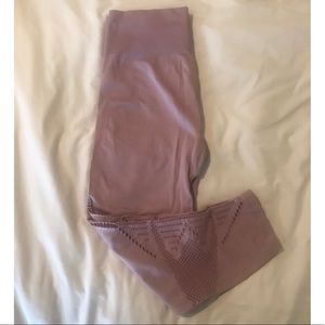 NEVER WORN VICTORIA’S SECRET CROPPED LEGGINGS - L